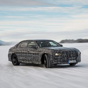 BMW i7 проходит зимние динамические испытания вблизи Полярного круга