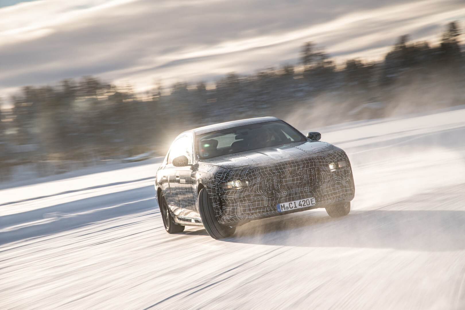 BMW i7 проходит зимние динамические испытания вблизи Полярного круга