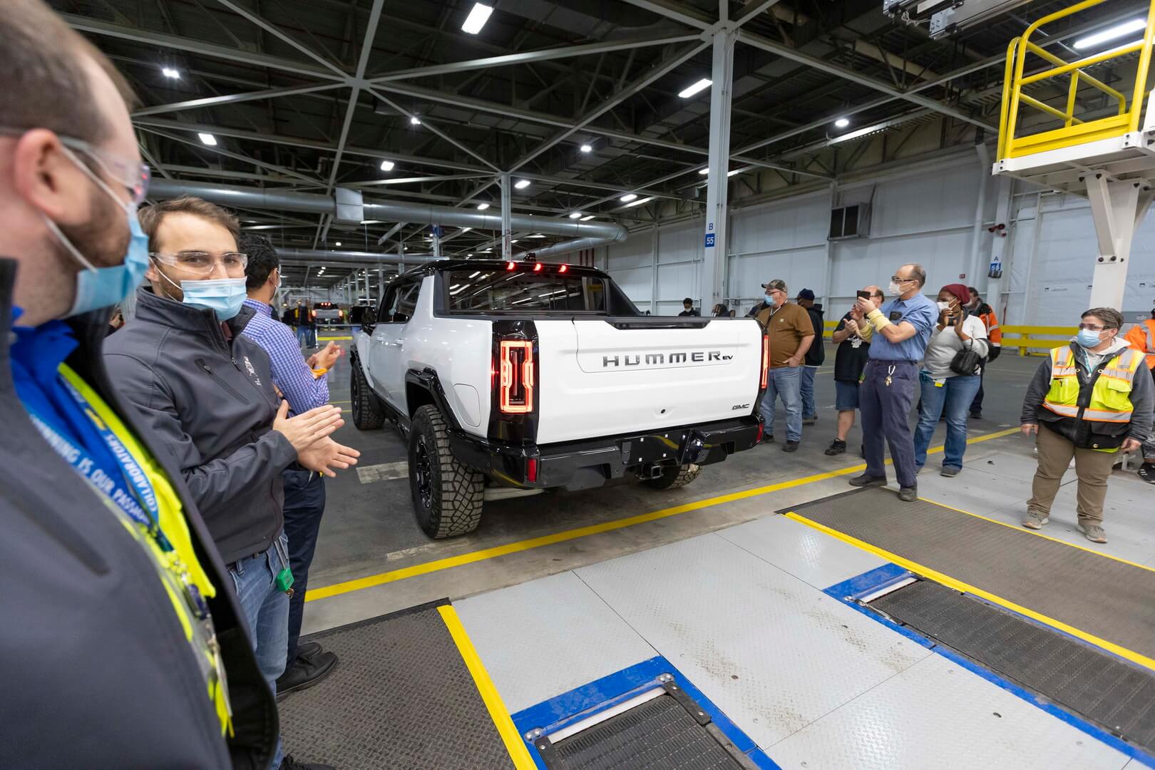 GM объявляет о первых поставках пикапа GMC Hummer EV клиентам