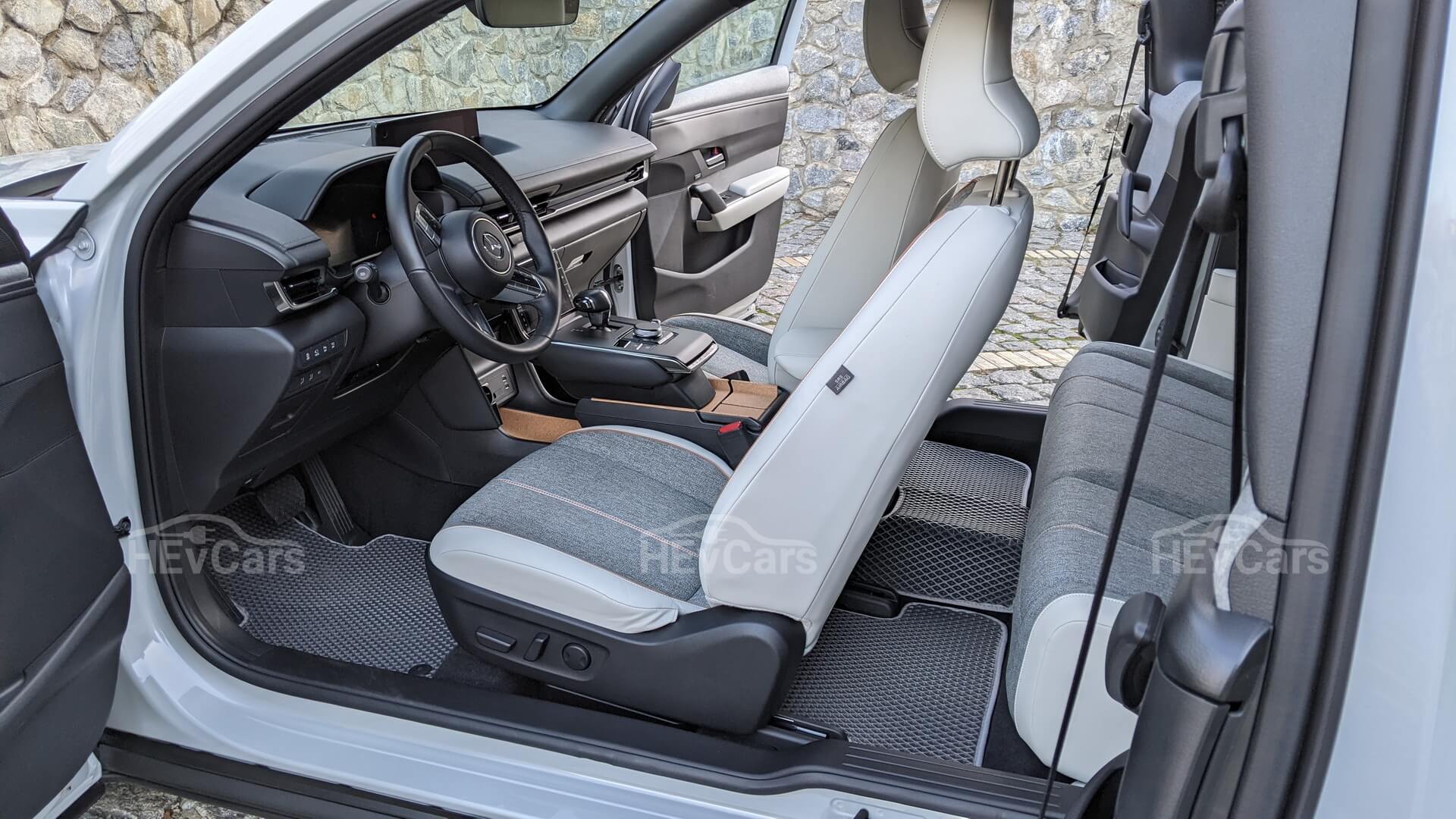 В салоне Mazda MX-30 использованы исключительно экологичные материалы отделки