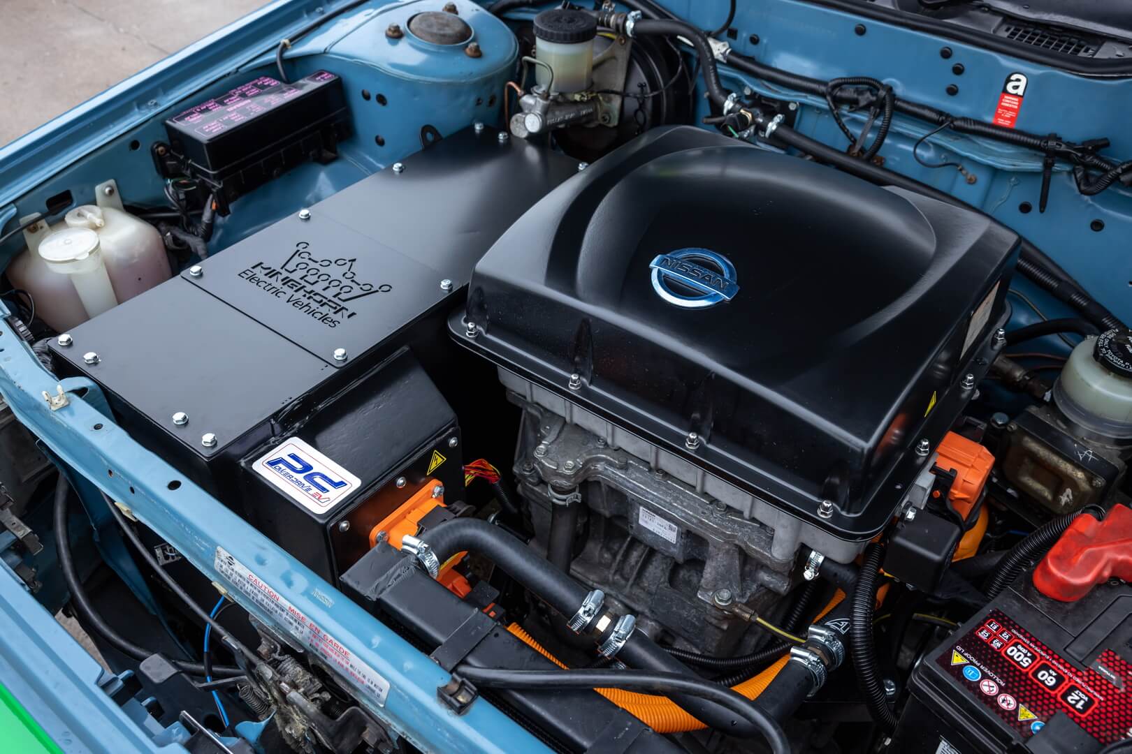 Nissan Bluebird был значительно модифицирован с интеграцией электрической трансмиссии модели LEAF