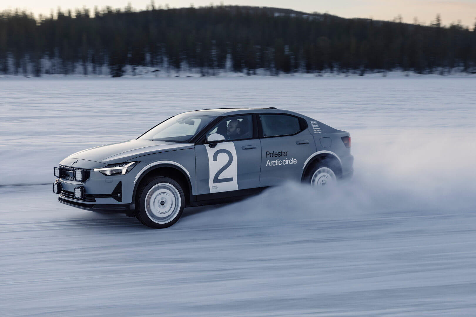 Шведский производитель электромобилей серьезно модифицировал Polestar 2 для гонок по снегу и льду