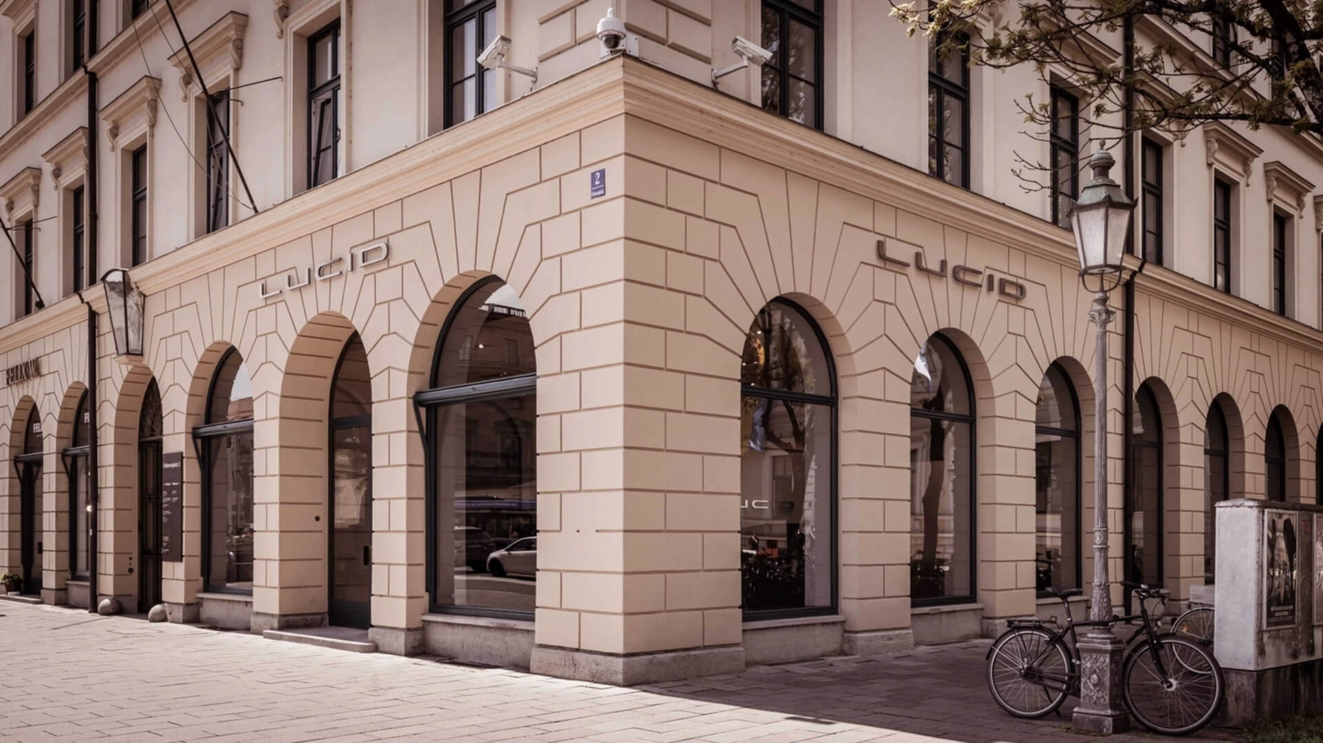 Перший роздрібний магазин Lucid у Європі на площі Одеонсплац у Мюнхені, Німеччина